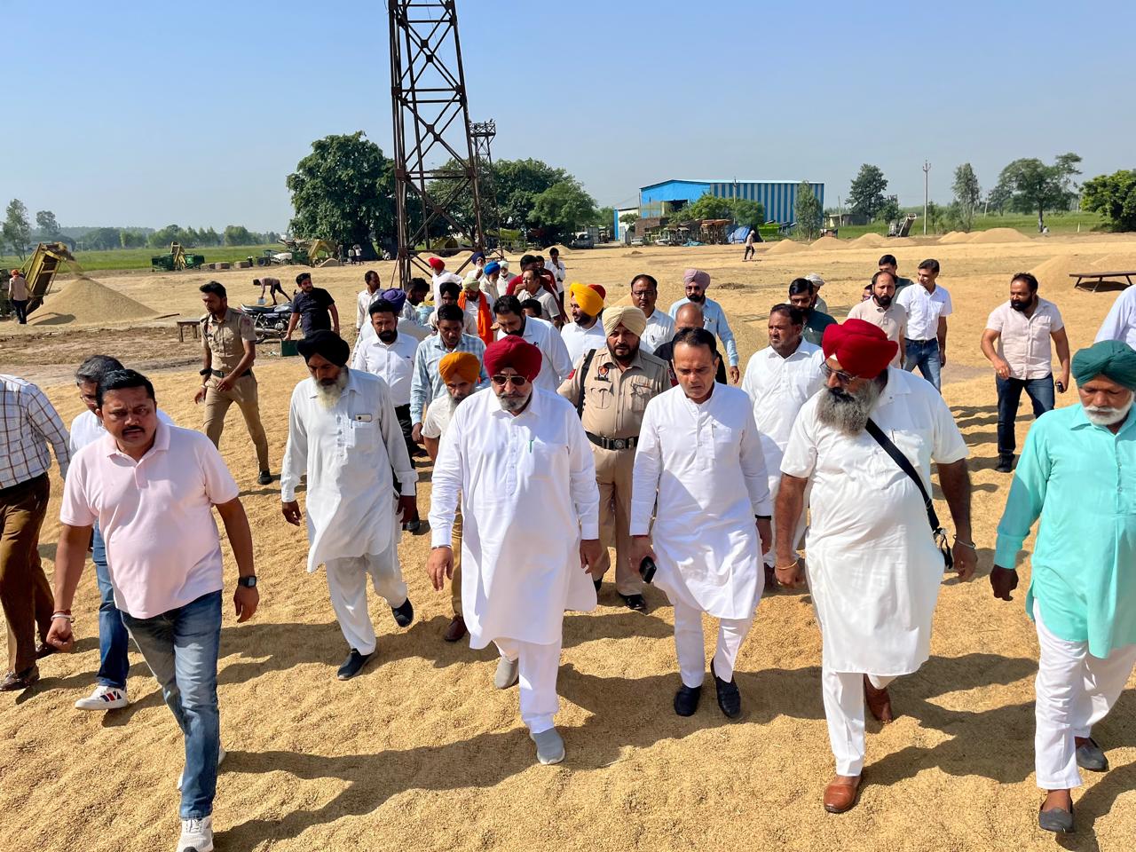 ਹਲਕਾ ਵਿਧਾਇਕ ਕੁਲਜੀਤ ਸਿੰਘ ਰੰਧਾਵਾ ਨੇ ਲਾਲੜੂ ਦੇ ਪਿੰਡ ਟਿਵਾਣਾ ਅਤੇ ਜੜੌਤ ਦੀ ਅਨਾਜ ਮੰਡੀ ਵਿੱਚ ਝੋਨੇ ਦੀ ਖ਼ਰੀਦ ਸ਼ੁਰੂ ਕਰਵਾਈ